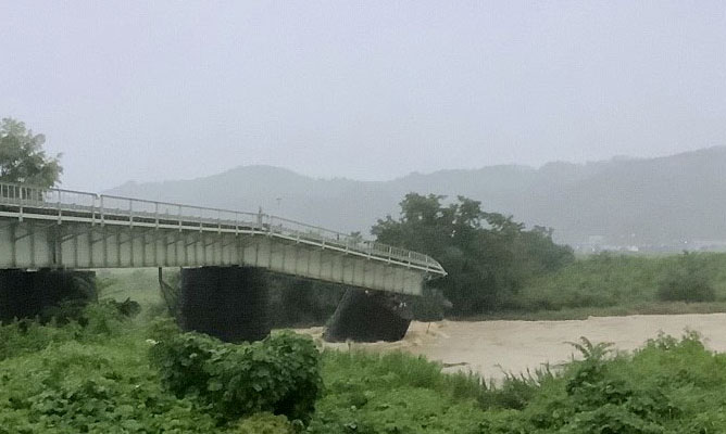 大雨の影響で崩落したJR磐越西線の橋（JR東日本仙台支社提供・共同）