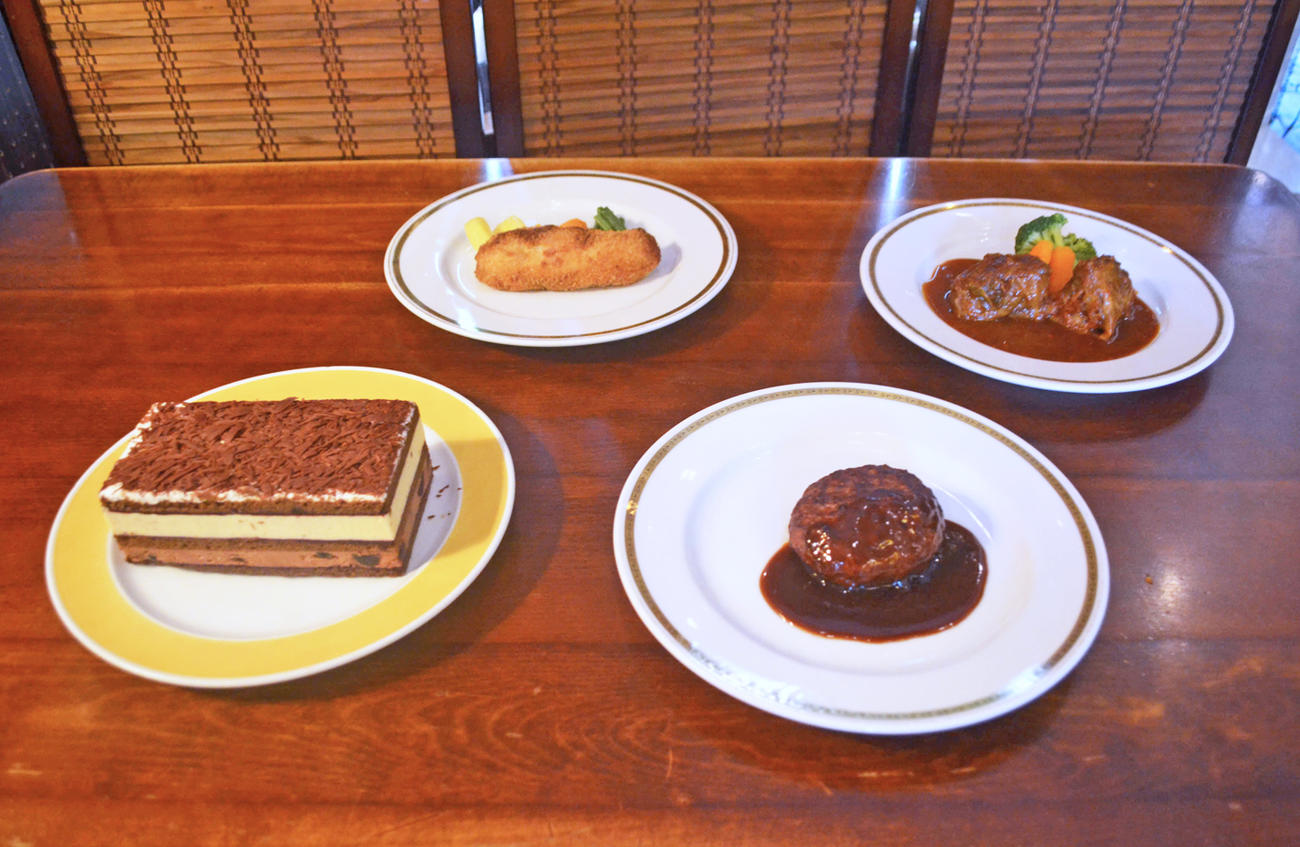 松屋銀座でデビューする「銀ぶらグルメ」の「フォレノワール」（前列左）、「松阪牛シルクハンバーグステーキ」（同右）、「舌平目かに肉包揚げ」（後列左）、「ロールキャベツ　トマトソース」（同右）