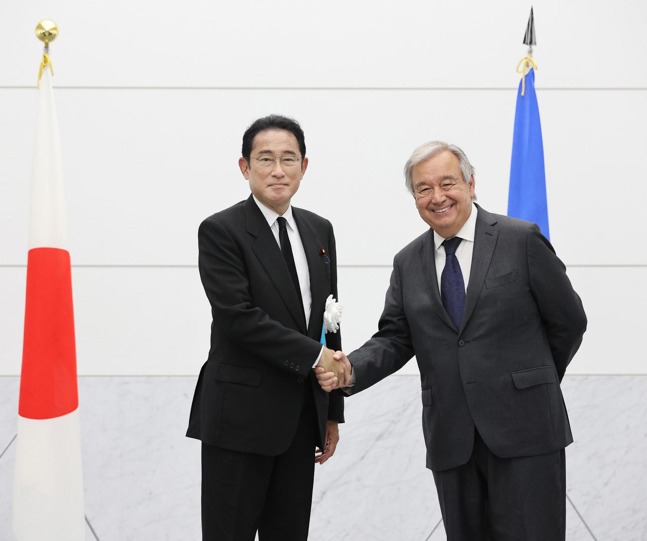 会談前に国連のグテレス事務総長（右）と握手を交わす岸田首相（代表撮影）