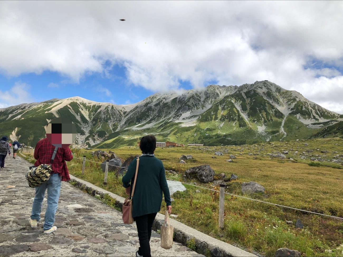 「極めてUFOの可能性が高い」とされた写真。18年9月3日、立山黒部アルペンルートの室堂で長野県の男性が撮影した（国際未確認飛行物体研究所提供）