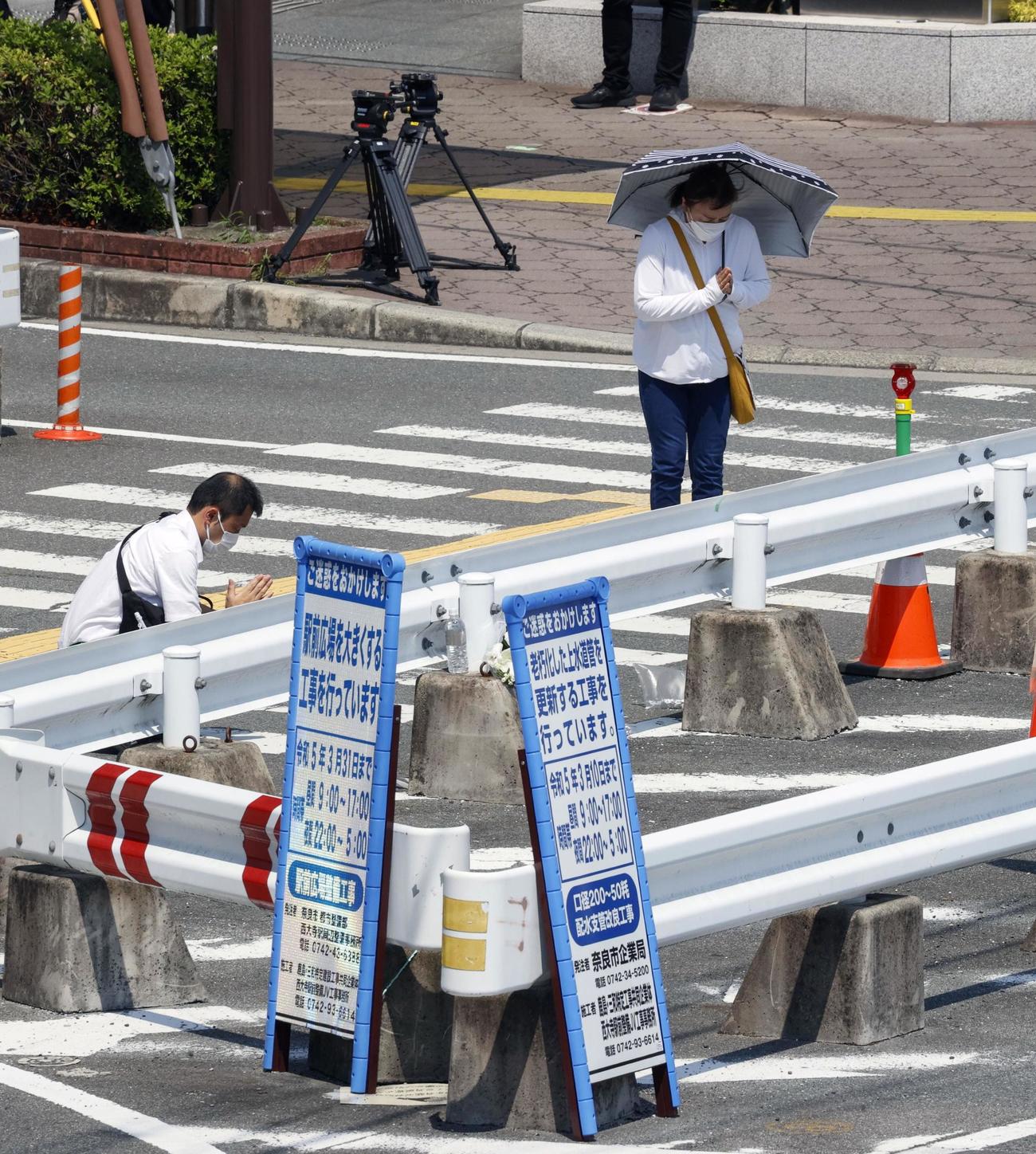 安倍元首相が銃撃され死亡した事件から1カ月となり、現場近くで手を合わせる人たち＝8日午後、奈良市（共同）