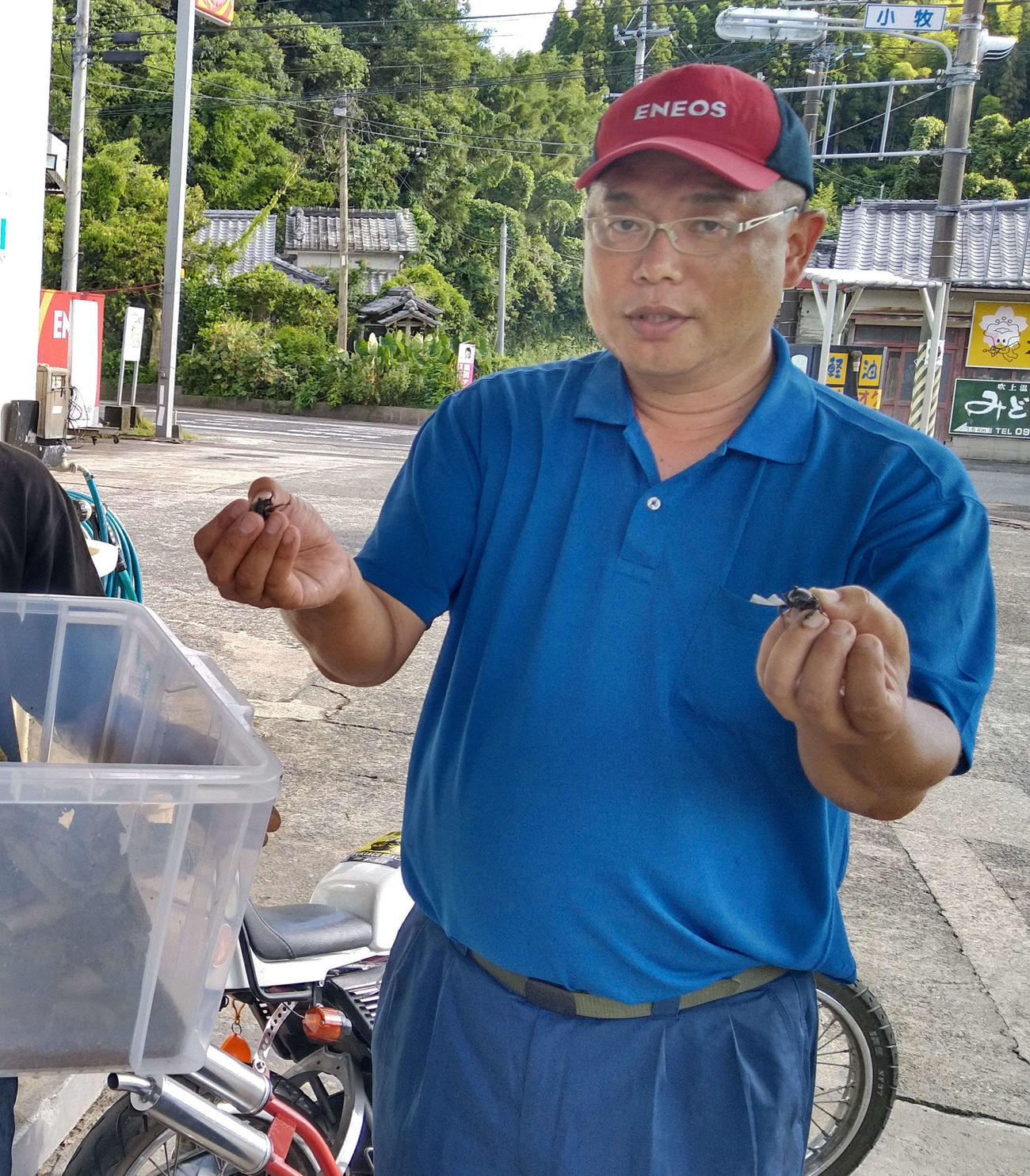給油のお礼にカブトムシやクワガタムシをプレゼントしている福田晋拓さん（本人提供）