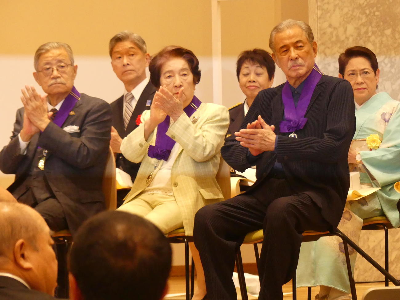 令和元年度の名誉都民に選ばれ顕彰式に臨んだ三宅一生さん（右）。前列左からさいとう・たかをさん、赤松良子元文相（2019年10月1日撮影）