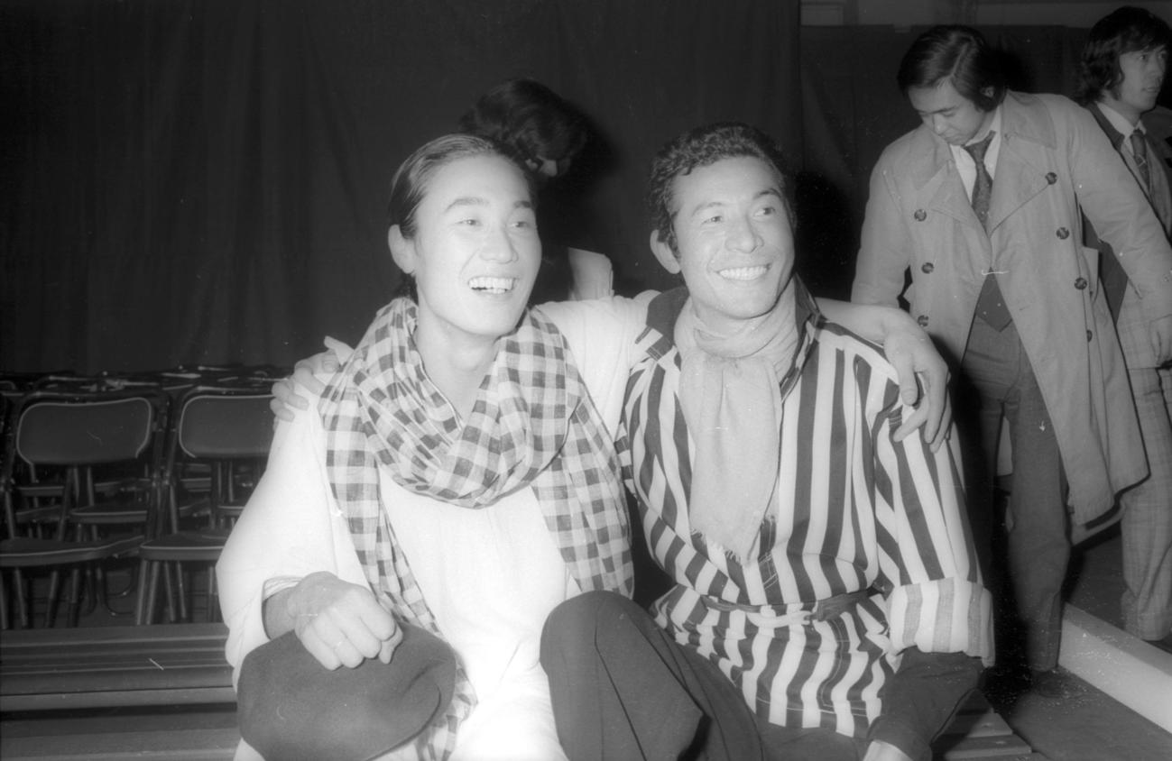 74年1月、山本寛斎さん（左）と肩を組み笑顔の三宅一生さん