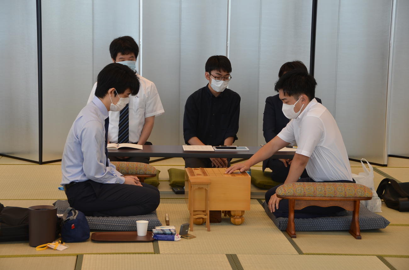 順位戦A級2回戦に臨んだ藤井聡太竜王、菅井竜也八段（日本将棋連盟提供）