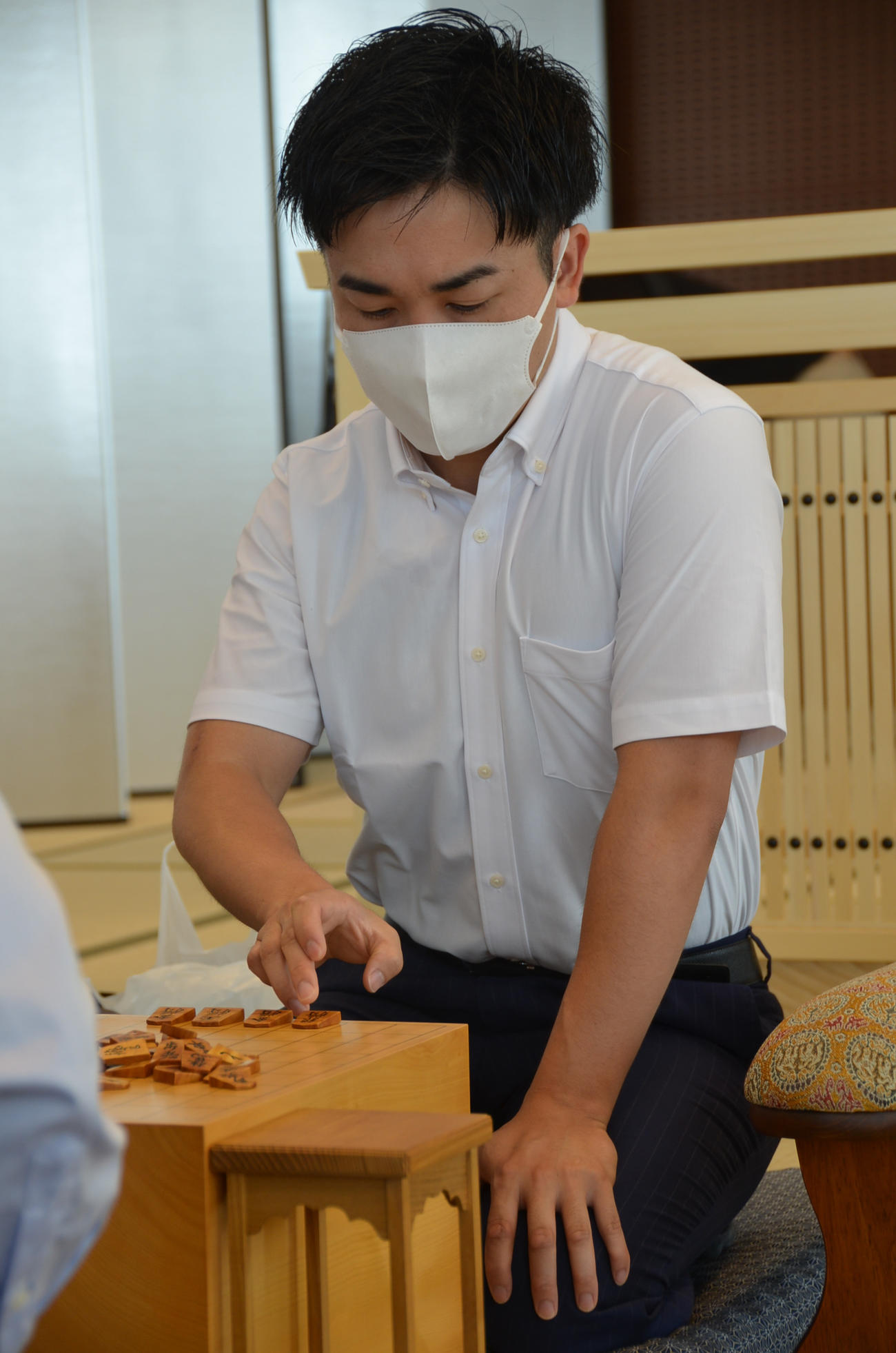 順位戦A級2回戦に臨んだ菅井竜也八段（日本将棋連盟提供）