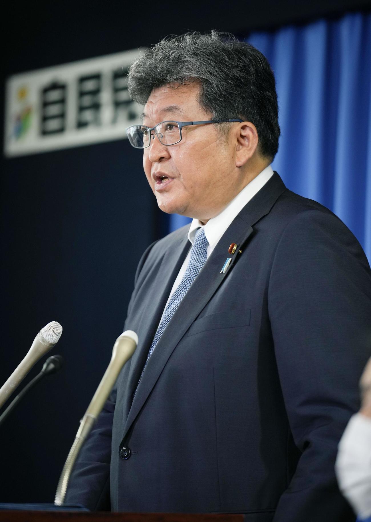 記者会見する萩生田政調会長（共同）