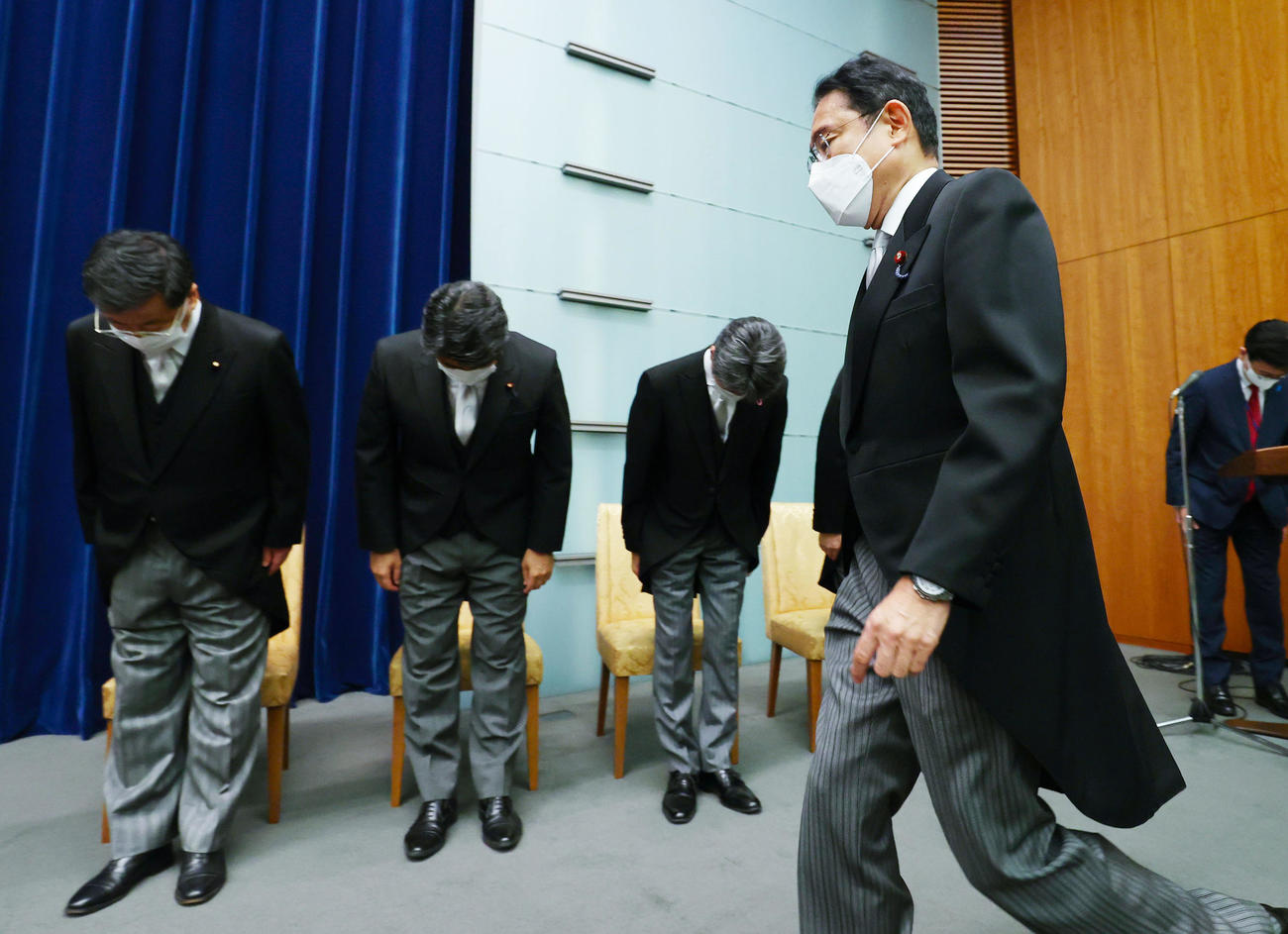 第2次岸田改造内閣が発足し、記者会見に臨む岸田文雄首相（共同）