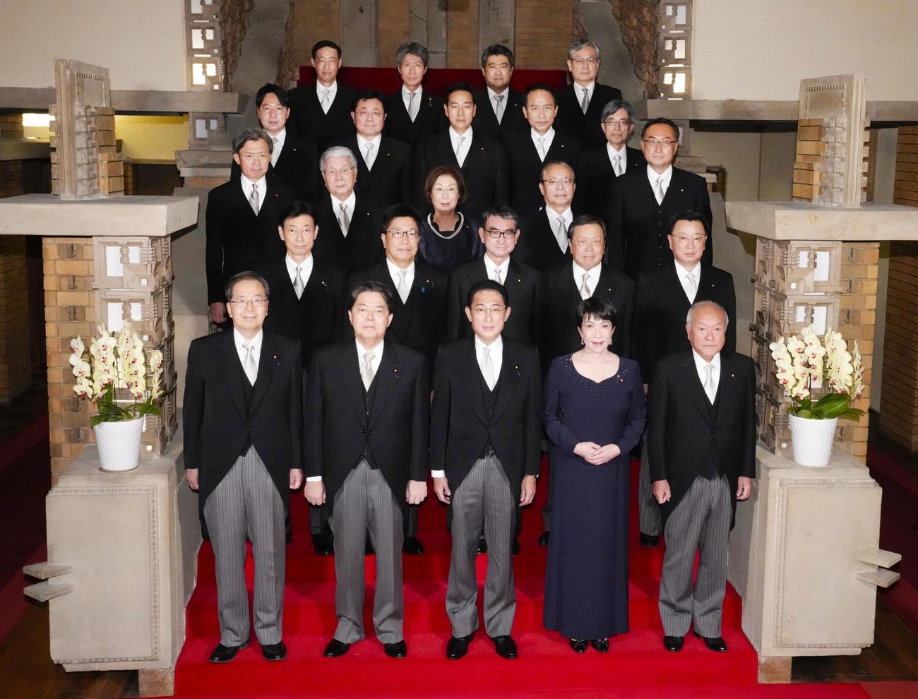第2次岸田改造内閣が発足し、記念写真に納まる岸田文雄首相（前列中央）と閣僚ら（共同）