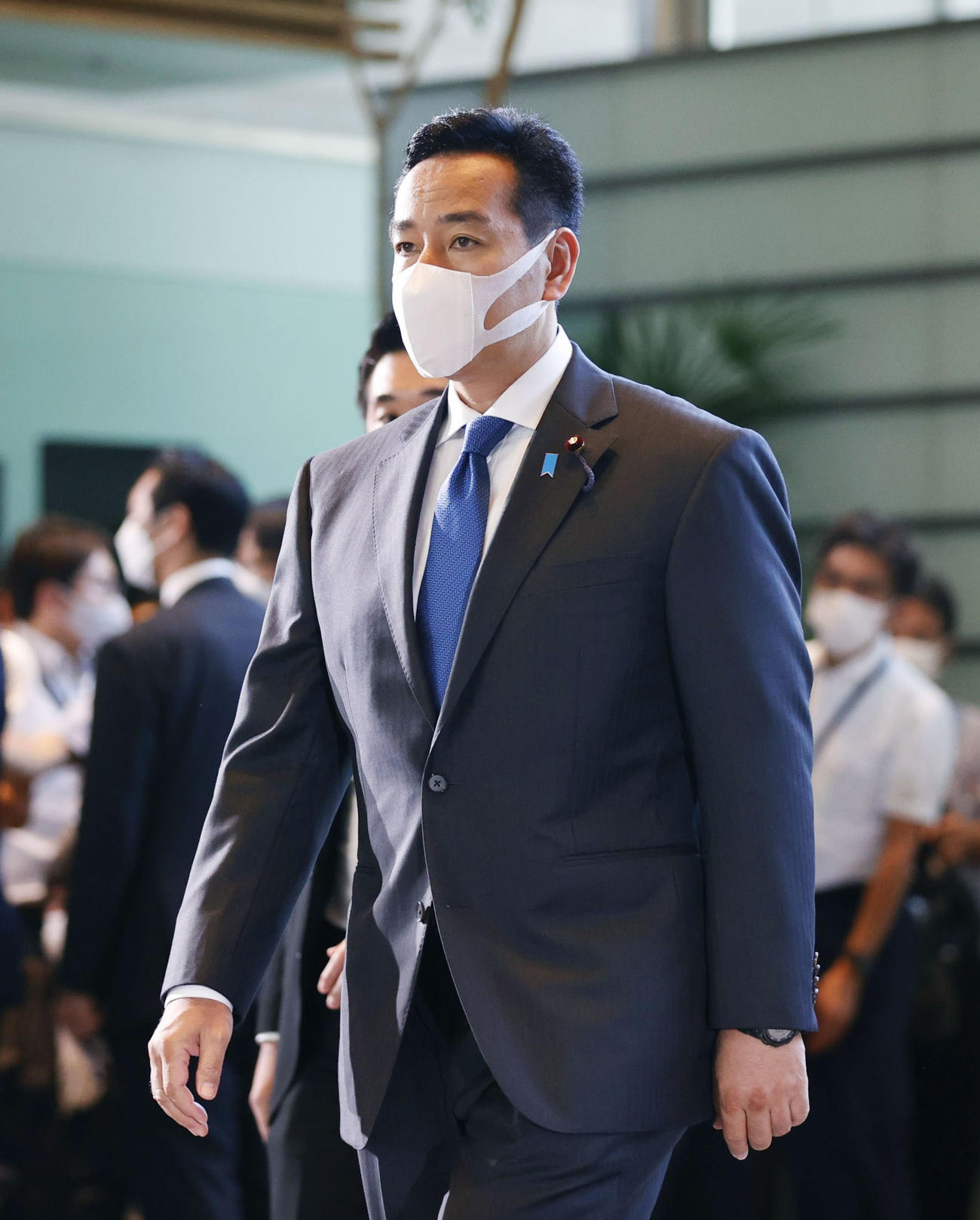 経済再生相留任が決まり、首相官邸に入る山際大志郎氏（共同）