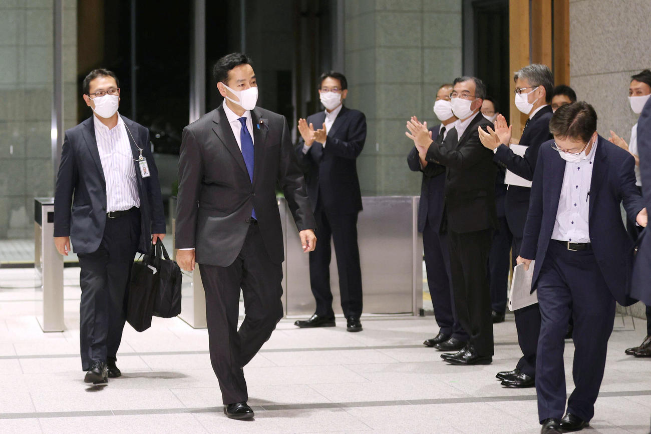 中央合同庁舎8号館に入る山際大志郎経済再生相（左から2人目）（共同）