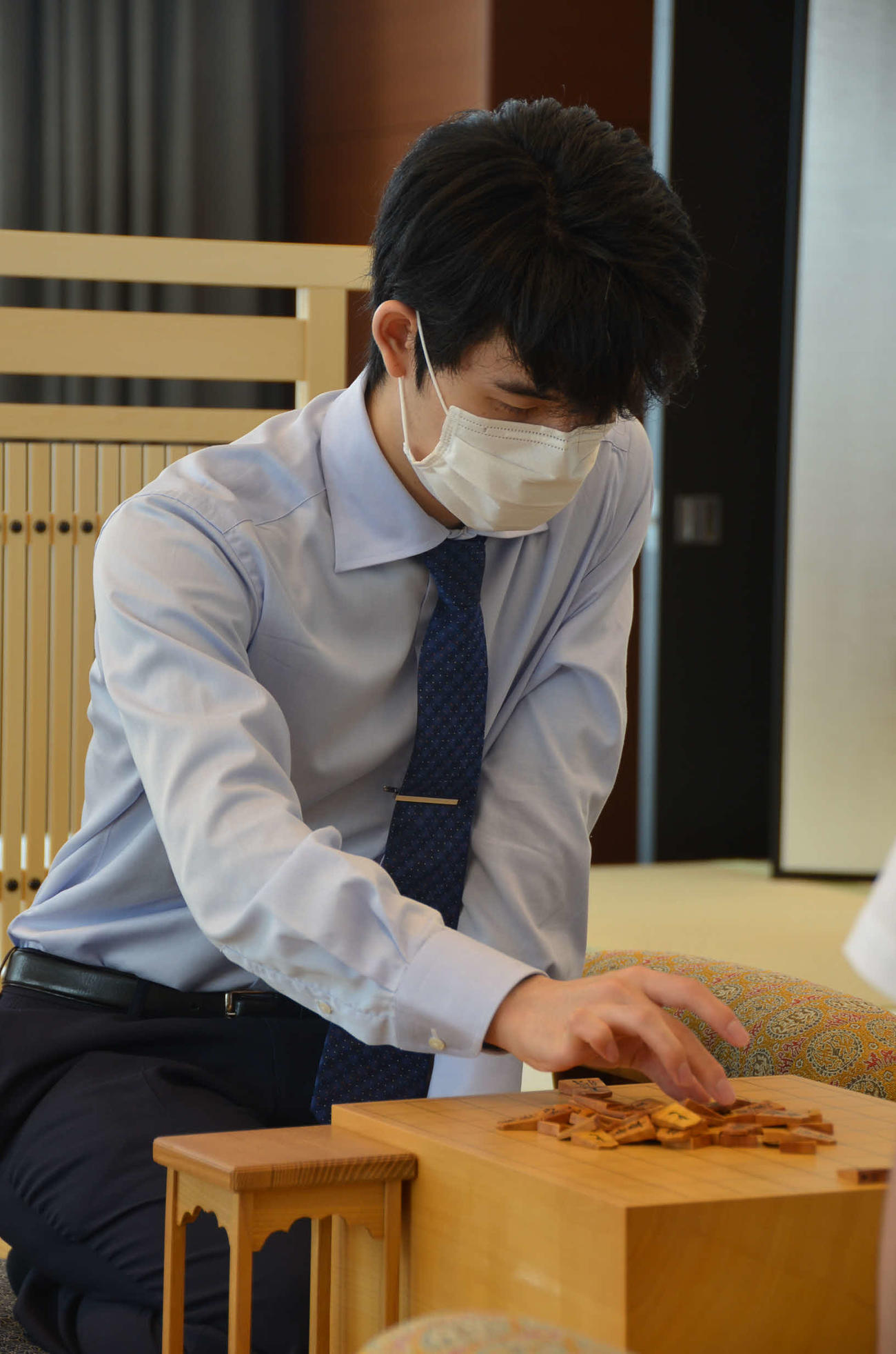 順位戦A級2回戦に臨んだ藤井聡太竜王（日本将棋連盟提供）