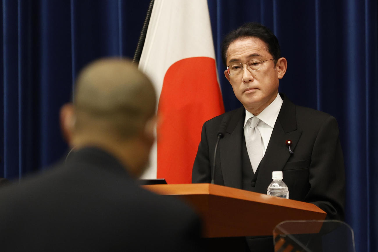 10日、会見を行なう岸田首相（AP)