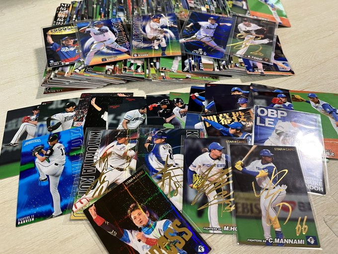 「プロ野球チップス」野球カードのファンが収集している2022年第2弾復刻カード日本ハム新庄剛志BIGBOSS（手前）など新旧各種（読者提供）