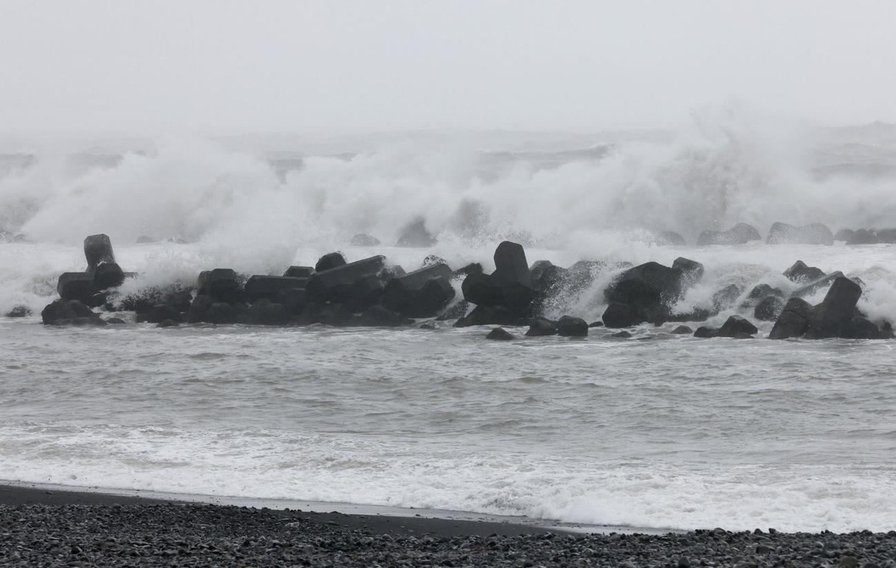 台風8号の影響で、静岡市の海岸に打ち寄せる高波（共同）