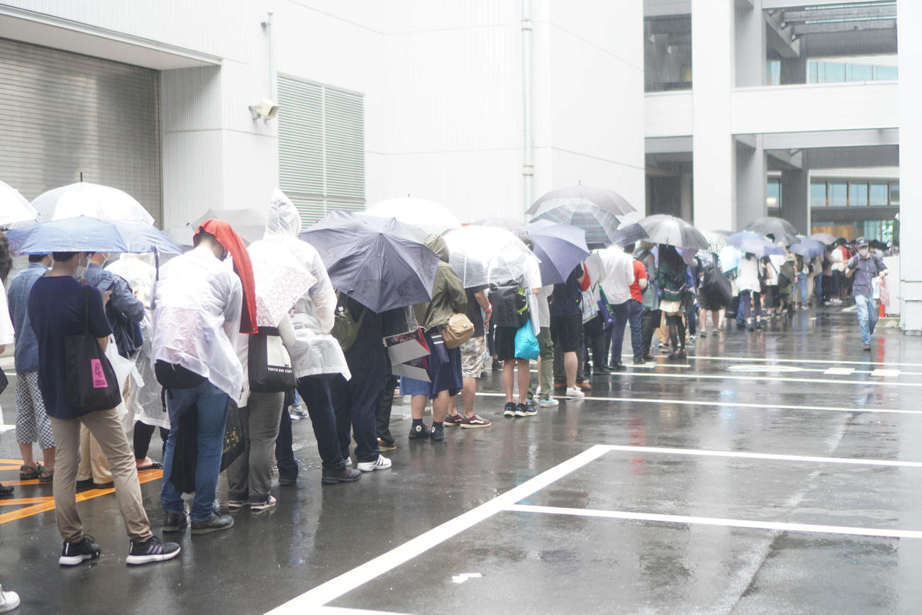台風8号が接近する中、「コミックマーケット100」で会場の外にまで伸びた行列（撮影・沢田直人）