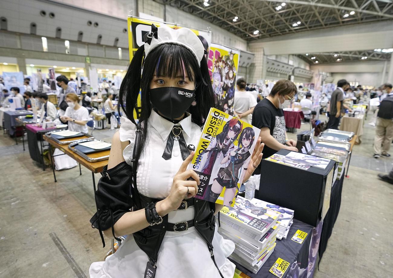 同人誌即売会「コミックマーケット100」でコスプレをして本を販売する参加者