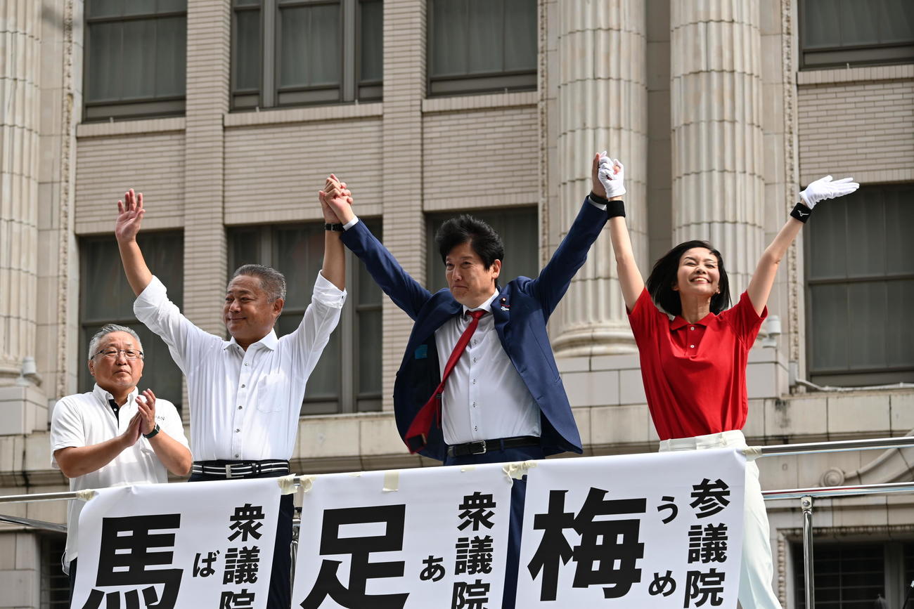 大阪・なんばで街頭演説した左から馬場伸幸共同代表、足立康史国会議員団政調会長、梅村みずほ参院議員（撮影・松浦隆司）