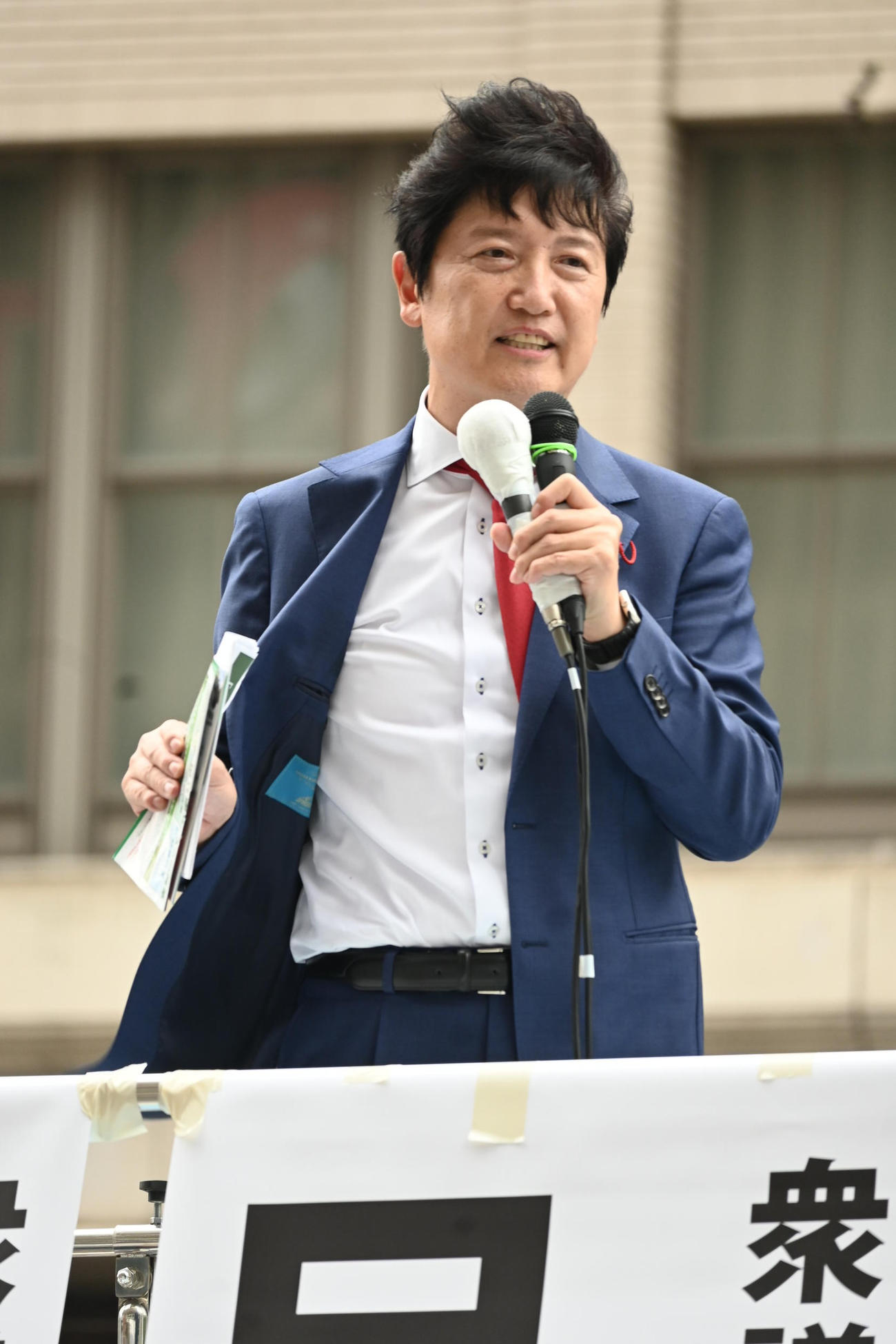 大阪・なんばで街頭演説した足立康史国会議員団政調会長（撮影・松浦隆司）