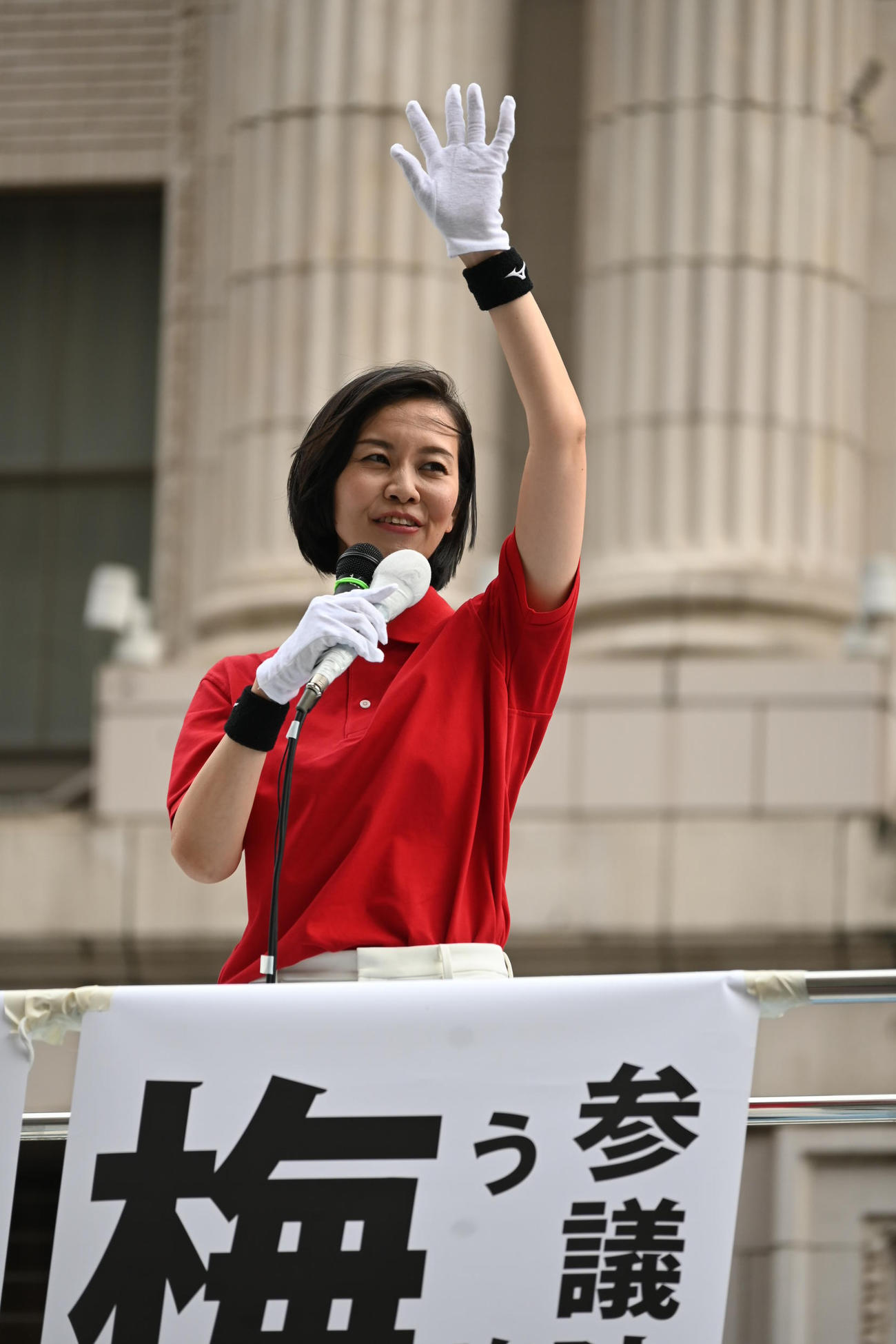 大阪・なんばで街頭演説した梅村みずほ参院議員（撮影・松浦隆司）