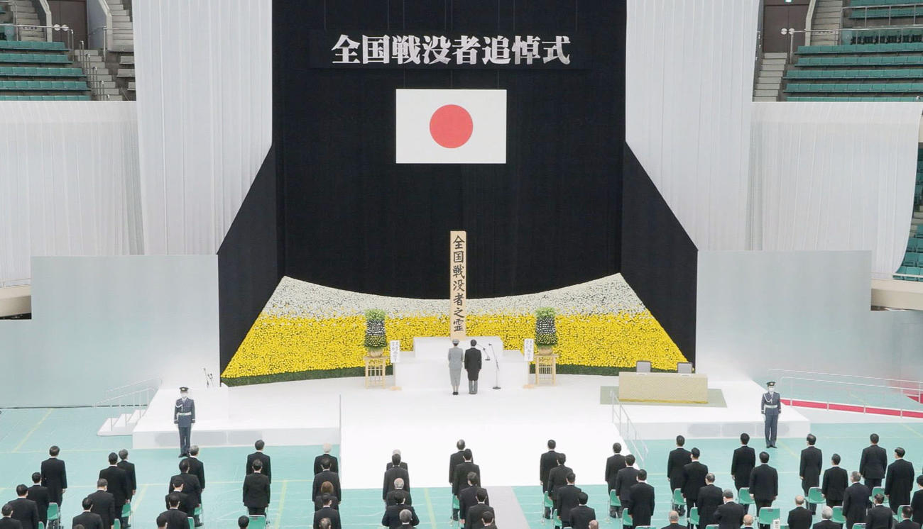 全国戦没者追悼式で参列者と共に黙とうされる天皇、皇后両陛下＝15日正午、東京・日本武道館（代表撮影）