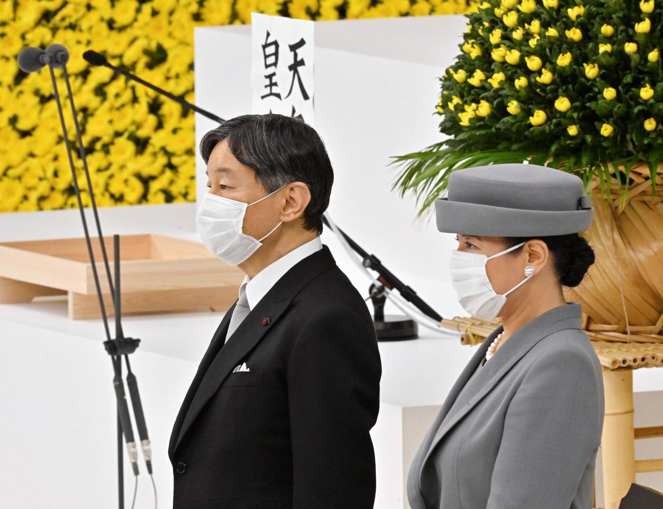 全国戦没者追悼式に臨まれる天皇、皇后両陛下＝15日午前、東京・日本武道館（代表撮影）
