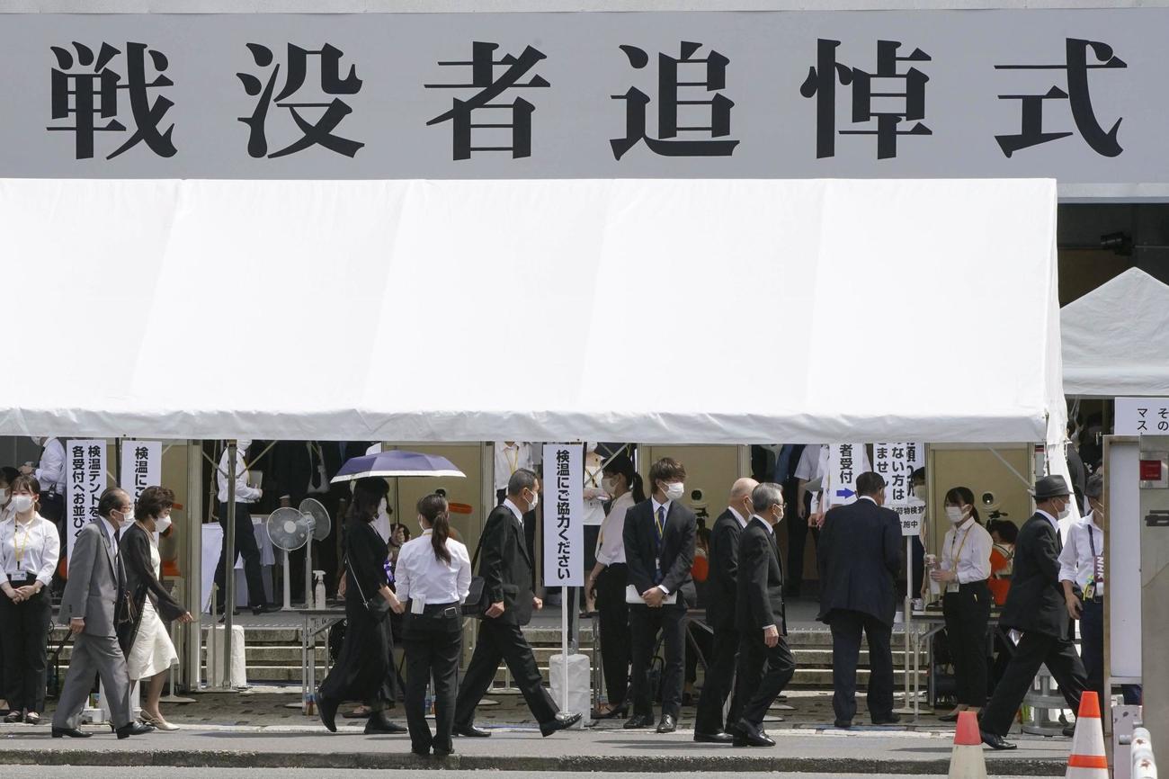 全国戦没者追悼式に向かう参列者ら＝15日午前、東京・日本武道館（共同）