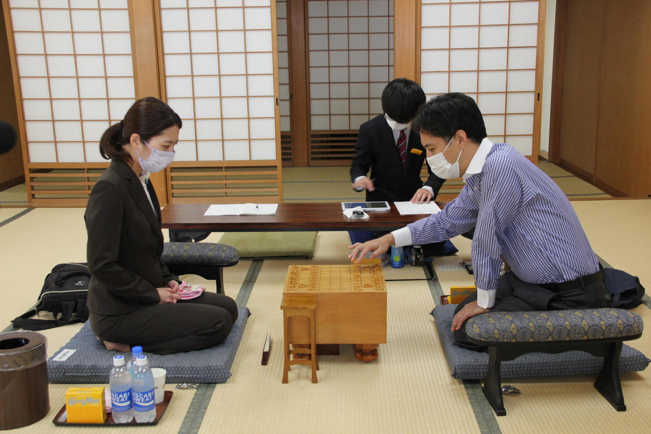 第48期棋王戦コナミグループ杯の挑戦者決定トーナメントに臨んだ里見香奈女流5冠（左）、阿久津主税八段（日本将棋連盟提供）