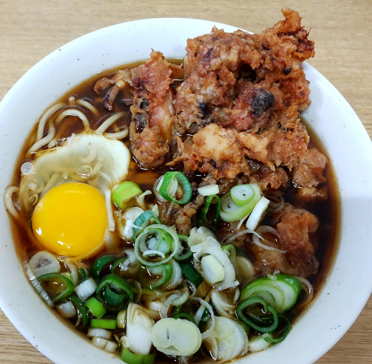 東京・日暮里「一由そば」の名物ゲソ天そば。生玉子トッピングしたもの（撮影・寺沢卓）
