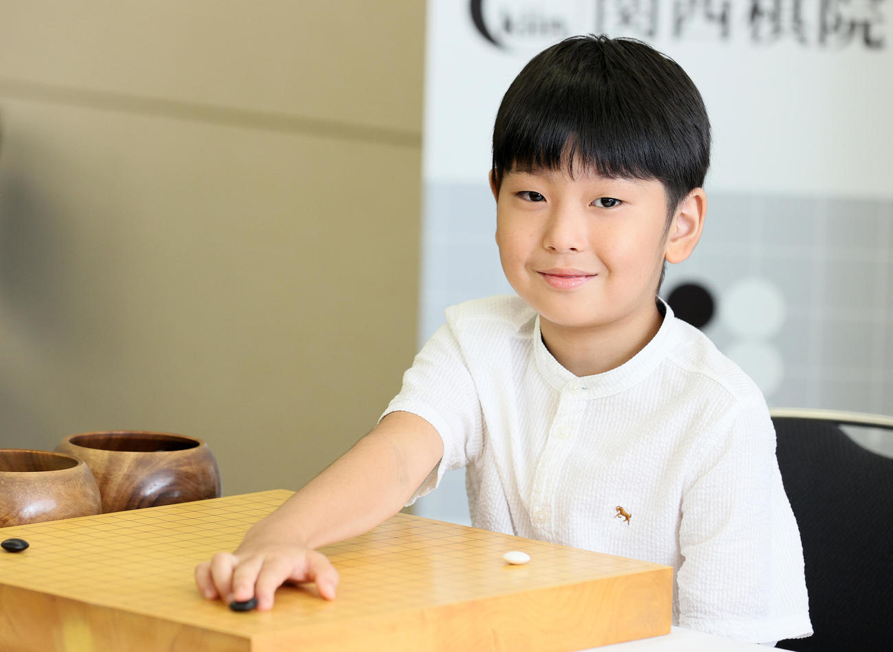 記者会見の後、碁盤と碁石を使っての撮影に応じた藤田怜央くん（撮影・上山淳一）