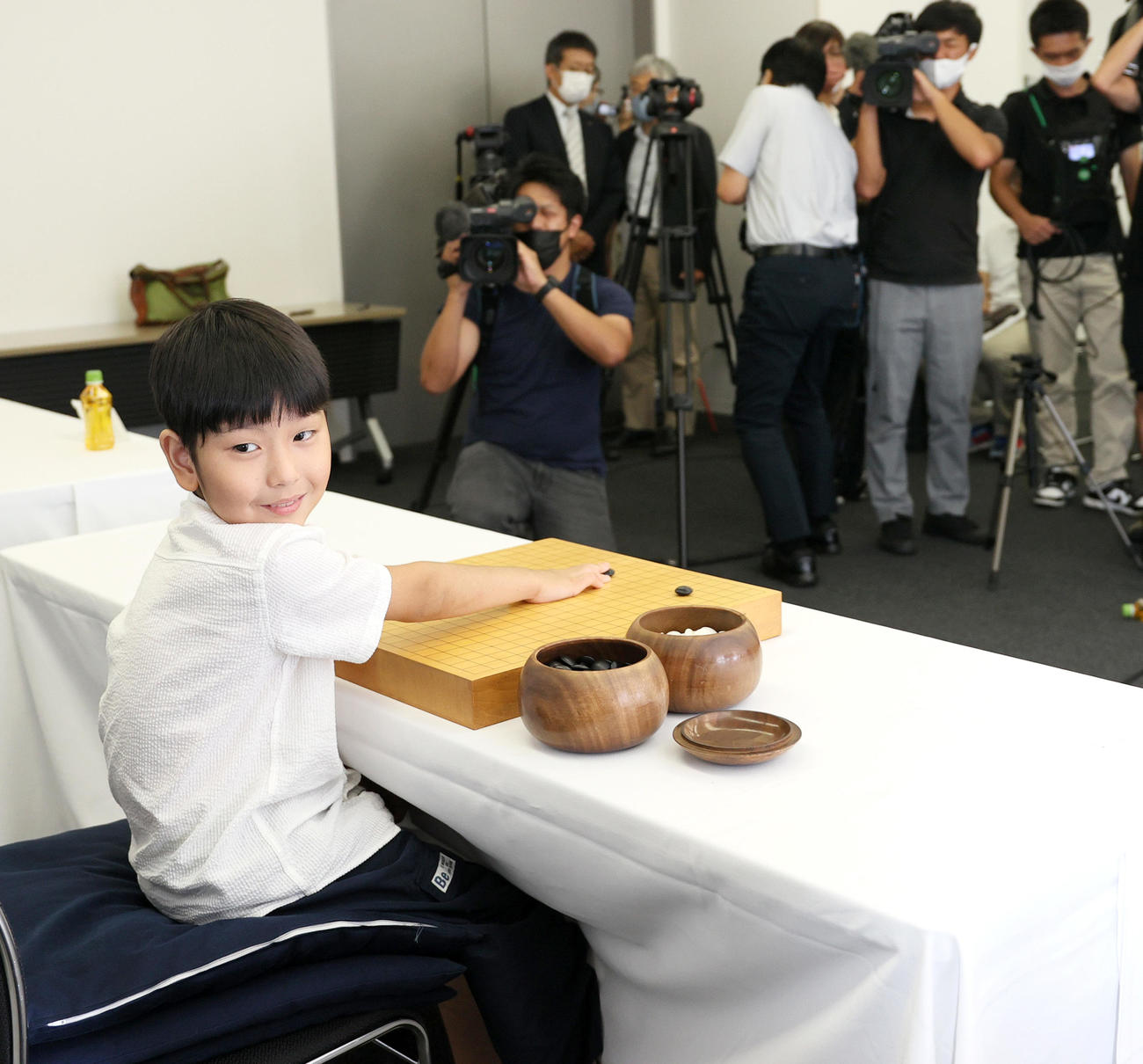記者会見の後、碁盤と碁石を使っての撮影に応じた藤田怜央くん（撮影・上山淳一）