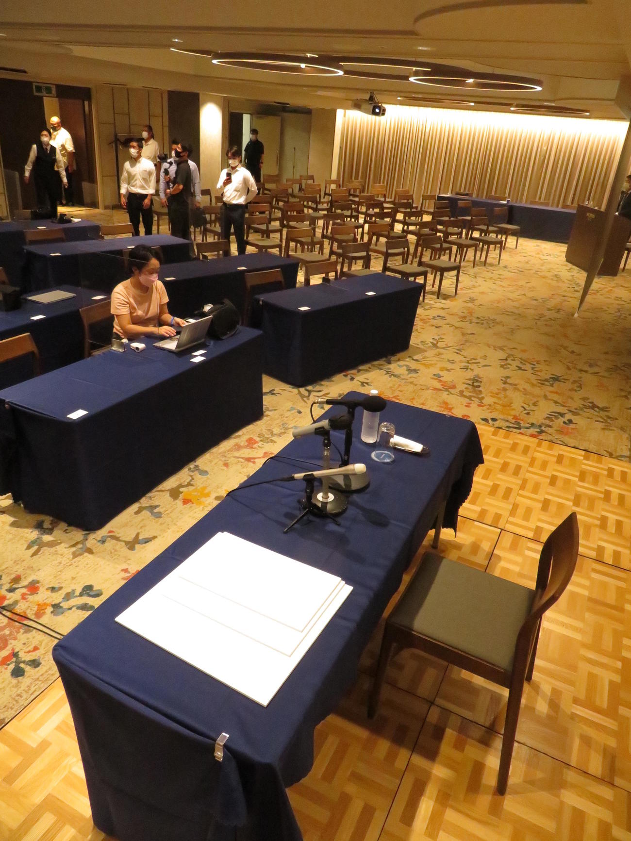 東国原英夫氏の宮崎県知事選への出馬会見前、東国原氏の着席するテーブルには意味ありげに3枚のフリップが伏せて置かれていた（撮影・寺沢卓）