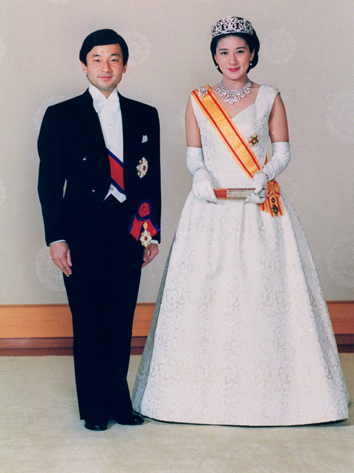結婚を報告する「朝見の儀」を終え、記念撮影される天皇、皇后両陛下。皇后さま着用のローブデコルテは森英恵さんのデザイン＝1993年6月9日、宮殿・竹の間（宮内庁提供）（共同）