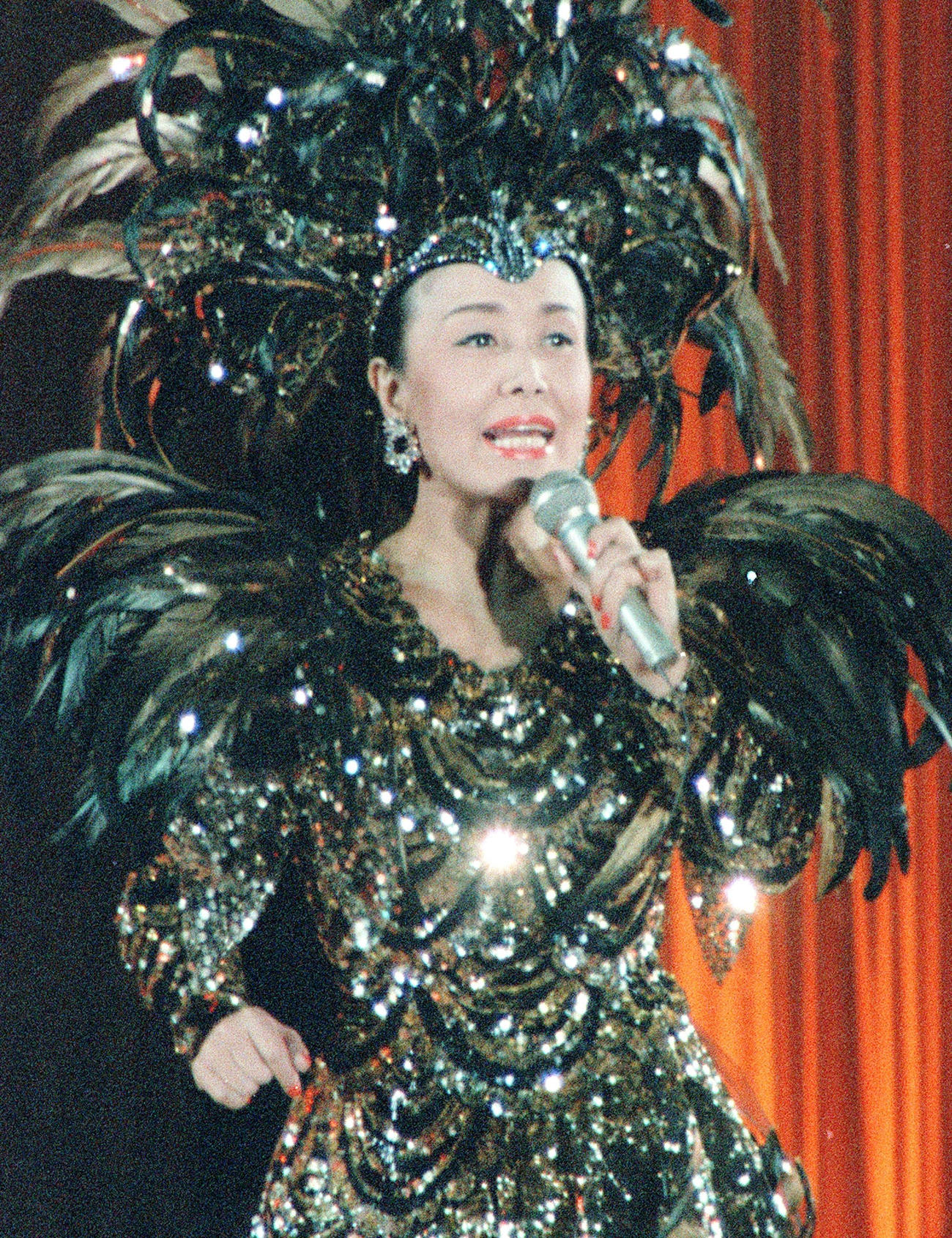 森英恵さんがデザインした不死鳥を思わせる衣装で熱唱する美空ひばりさん＝1988年4月（共同）