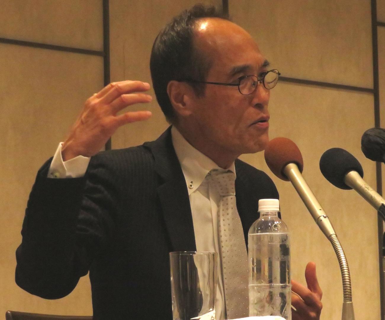 手振りを交えて宮崎県知事選に出馬する理由を語る東国原英夫氏（2022年8月17日撮影）
