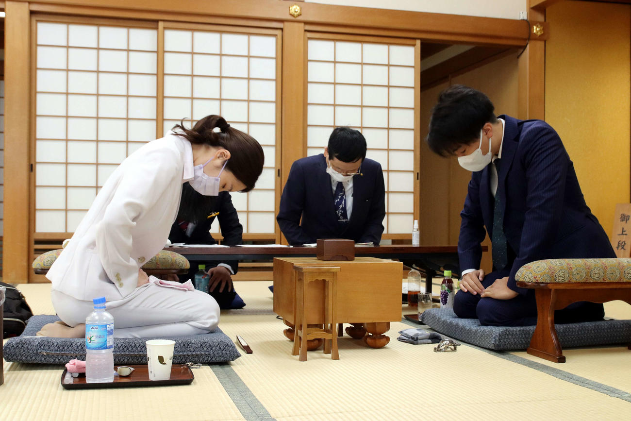 プロ棋士編入試験5番勝負第1局に臨んだ里見香奈女流5冠（左）、徳田拳士四段（日本将棋連盟提供）