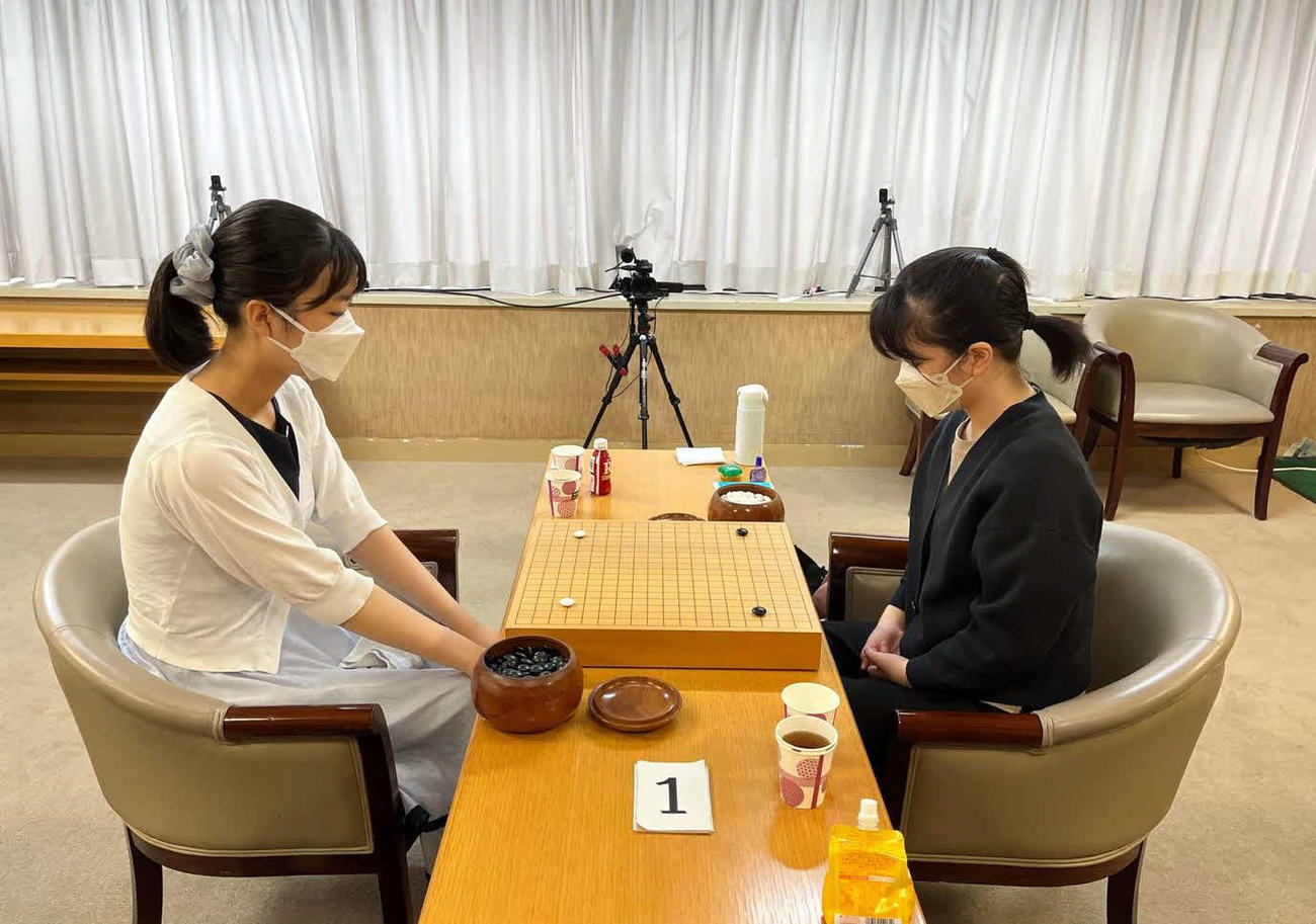 女流本因坊戦準決勝で激突した上野愛咲美女流立葵杯（左）と仲邑菫二段（右、日本棋院提供）
