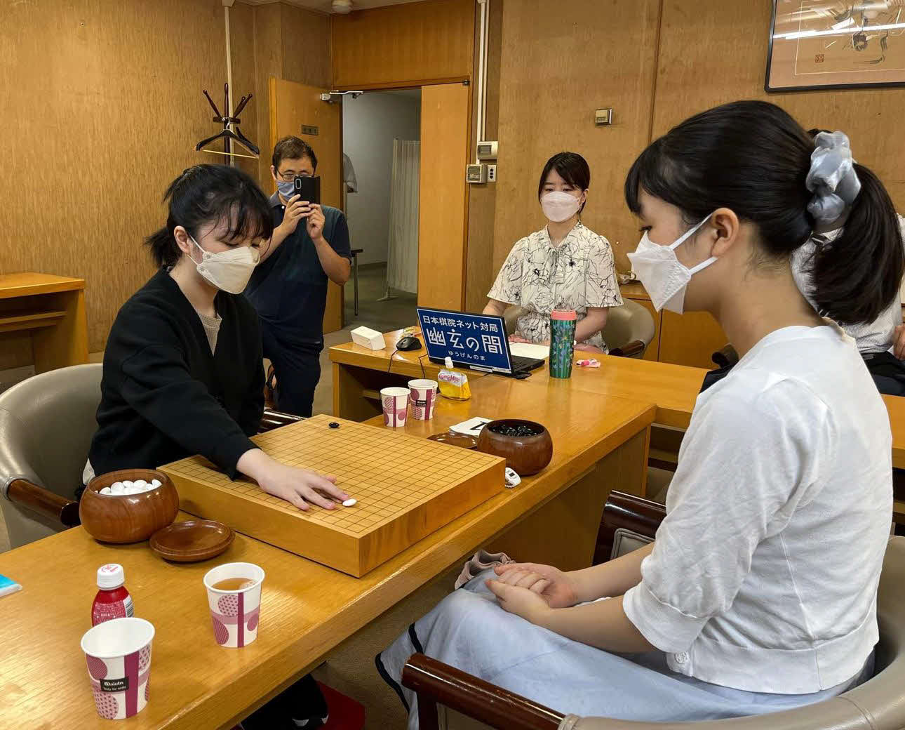 女流本因坊戦準決勝で激突した上野愛咲美女流立葵杯（右）と仲邑菫二段（左、日本棋院提供）