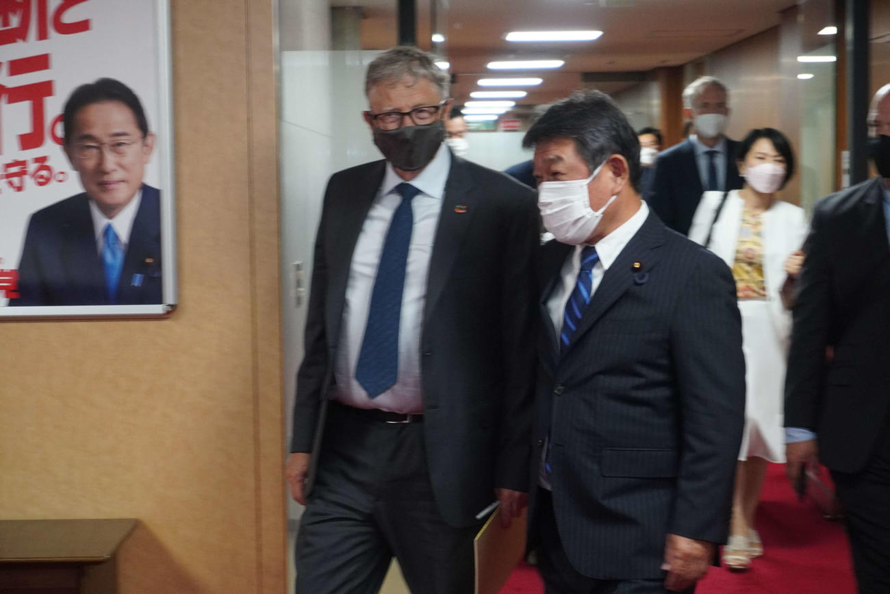 自民党本部を訪れ、茂木敏充幹事長（右）と会談を行ったビル・ゲイツ氏（撮影・沢田直人）
