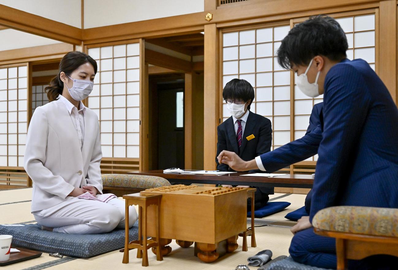 プロ棋士編入試験5番勝負第1局に臨んだ里見香奈女流5冠（左）、徳田拳士四段（日本将棋連盟提供）