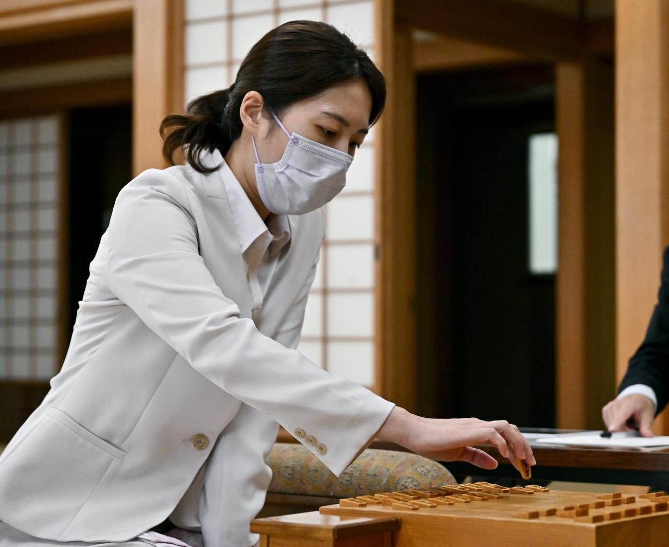 プロ棋士編入試験5番勝負の第1局で初手を指す里見香奈女流五冠＝18日午前10時、大阪市の関西将棋会館