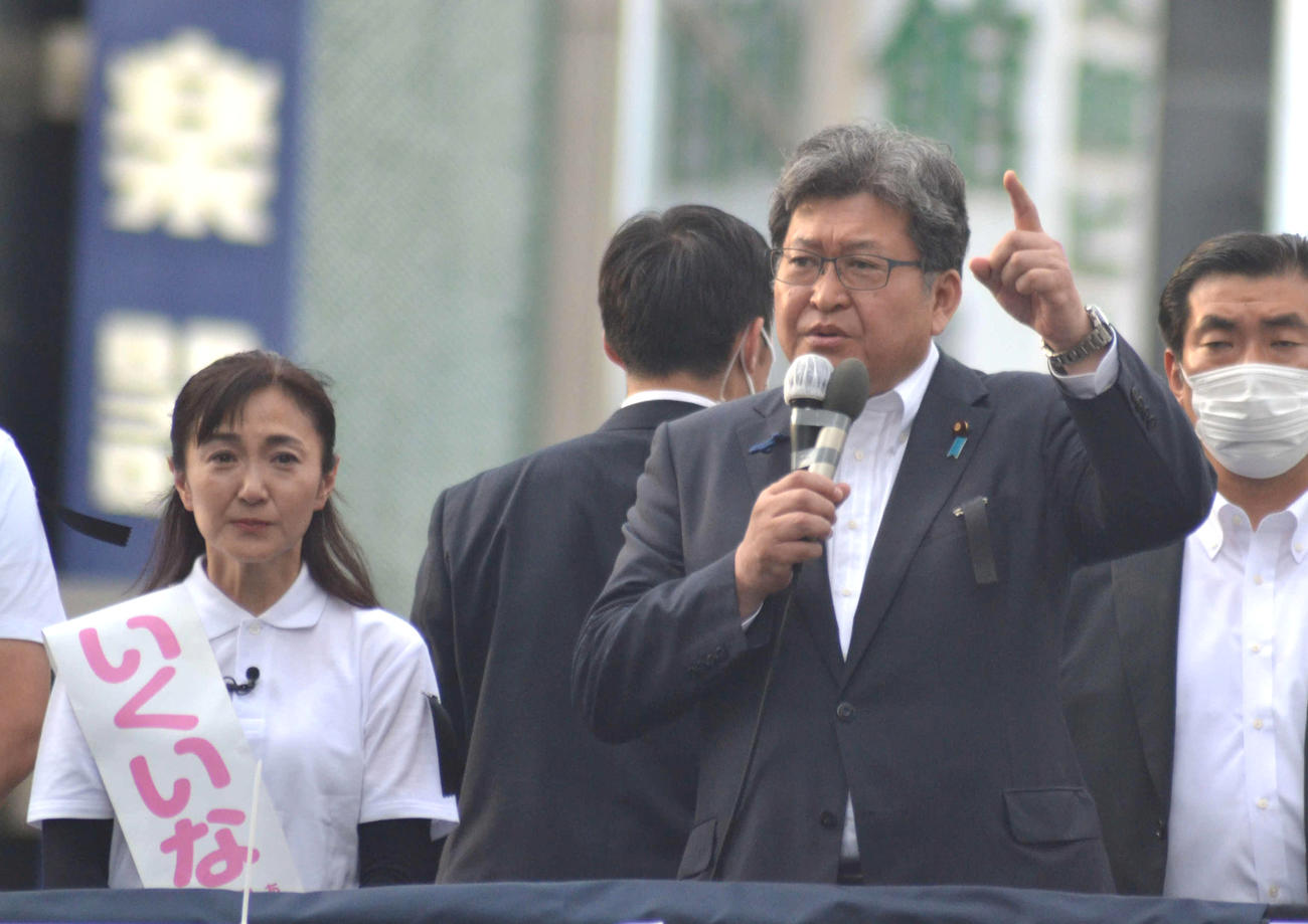 7月、生稲晃子氏（左）の応援演説で支持を訴えた萩生田光一経産相
