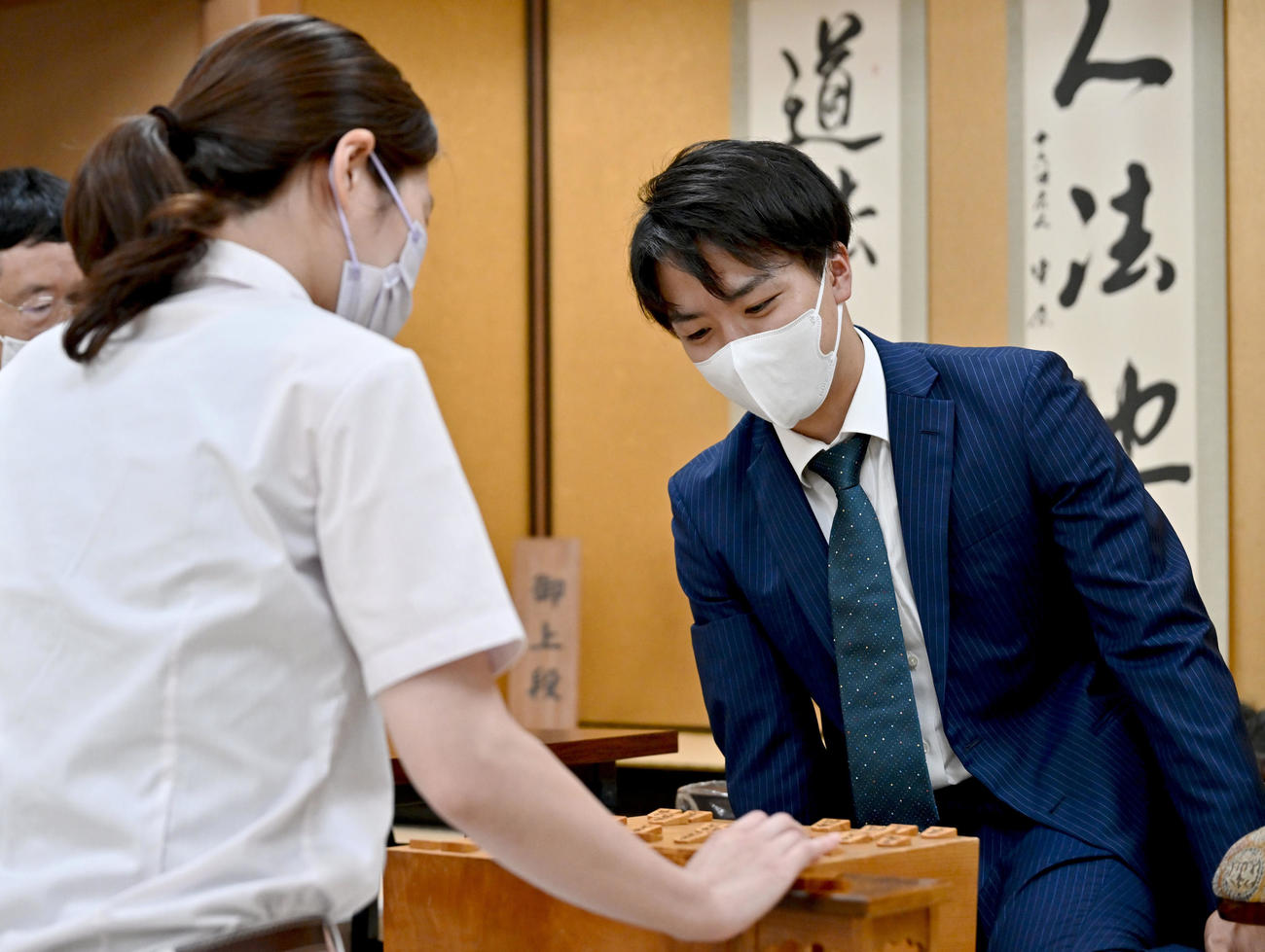 里見香奈女流五冠のプロ棋士編入試験5番勝負の第1局で、勝利した徳田拳士四段（代表撮影）