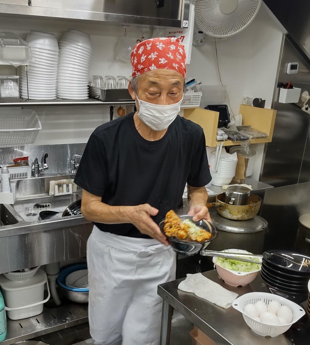 できあがると「いきます」と店主の小森谷さんは声掛けしてからお客さんにそばを渡していた（撮影・寺沢卓）