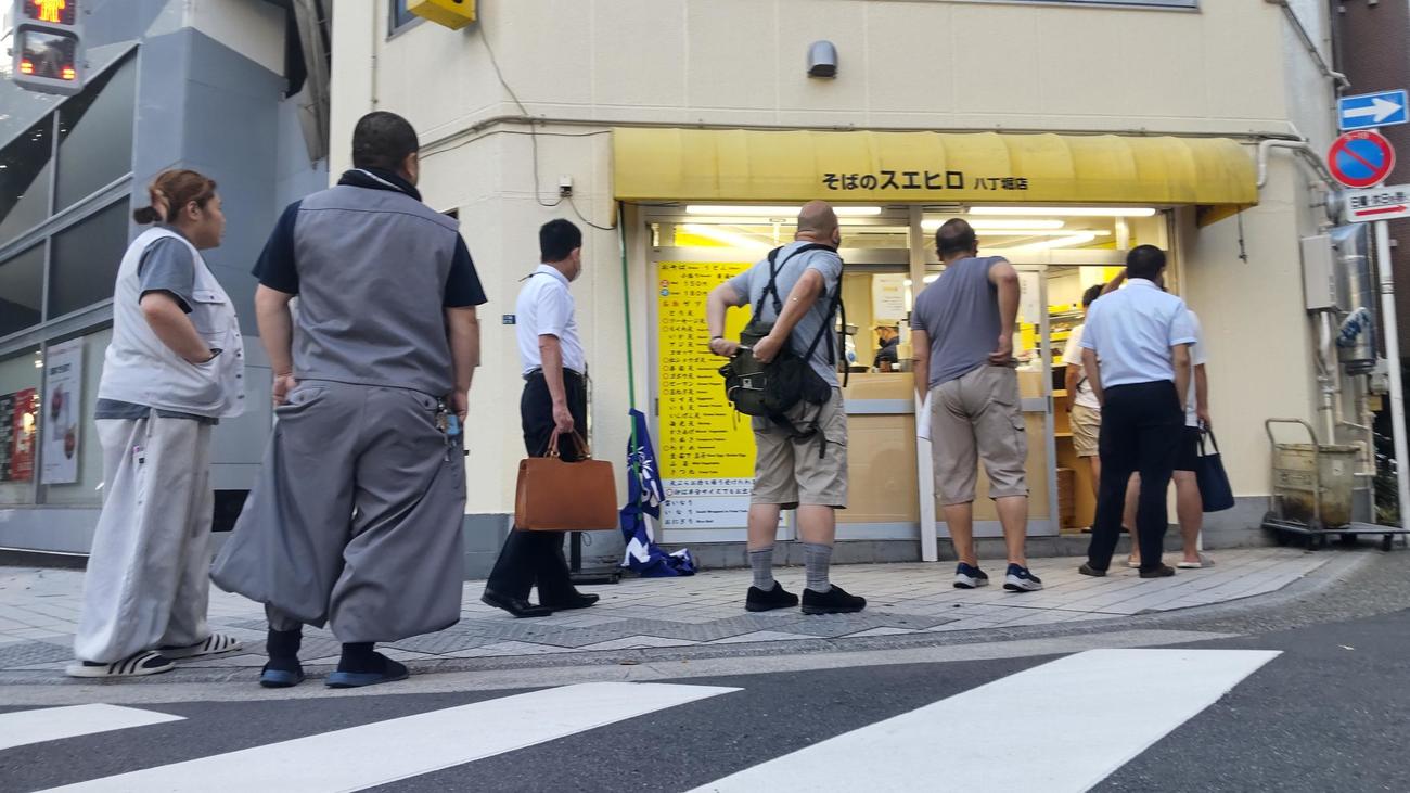 開店直後、行列ができた（撮影・寺沢卓）