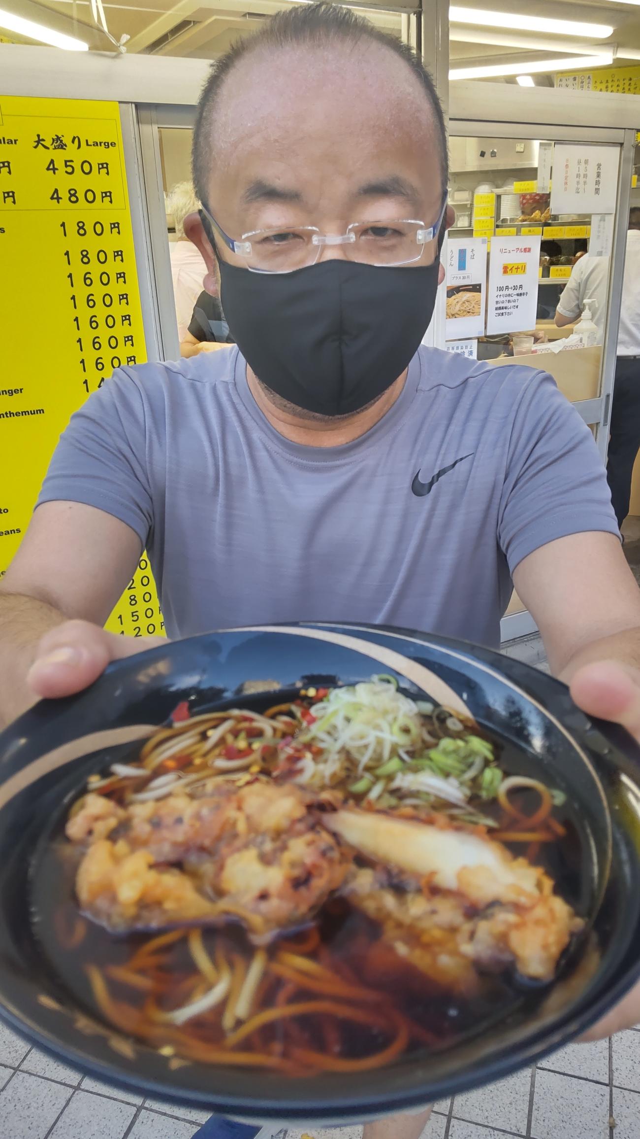 ムラサキイカの足をそのまま揚げたゲソ天そば。1番人気はやはりこれだった（撮影・寺沢卓）