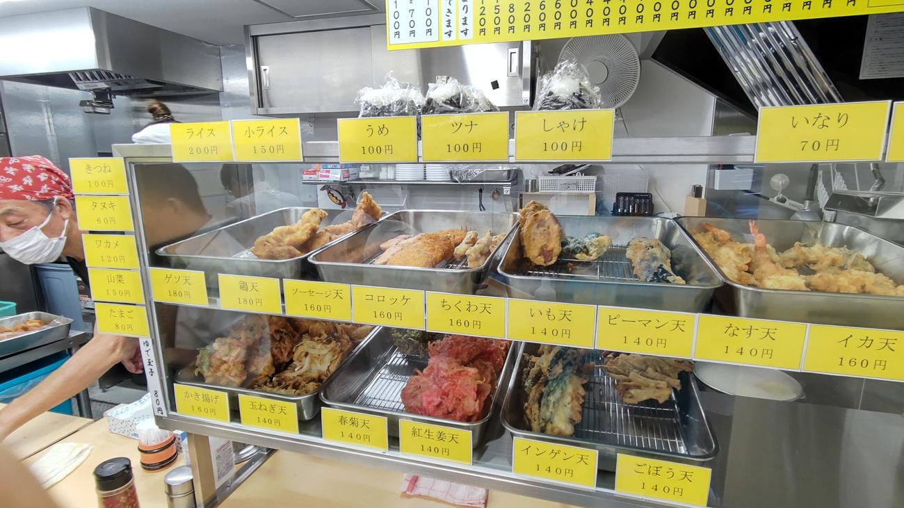 開店10分で上段左端の作り置きのゲソ天がなくなった（撮影・寺沢卓）
