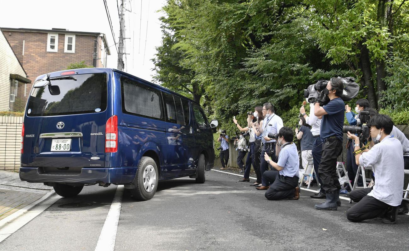 家宅捜索した高橋治之容疑者の自宅を出る東京地検特捜部の車両（共同）