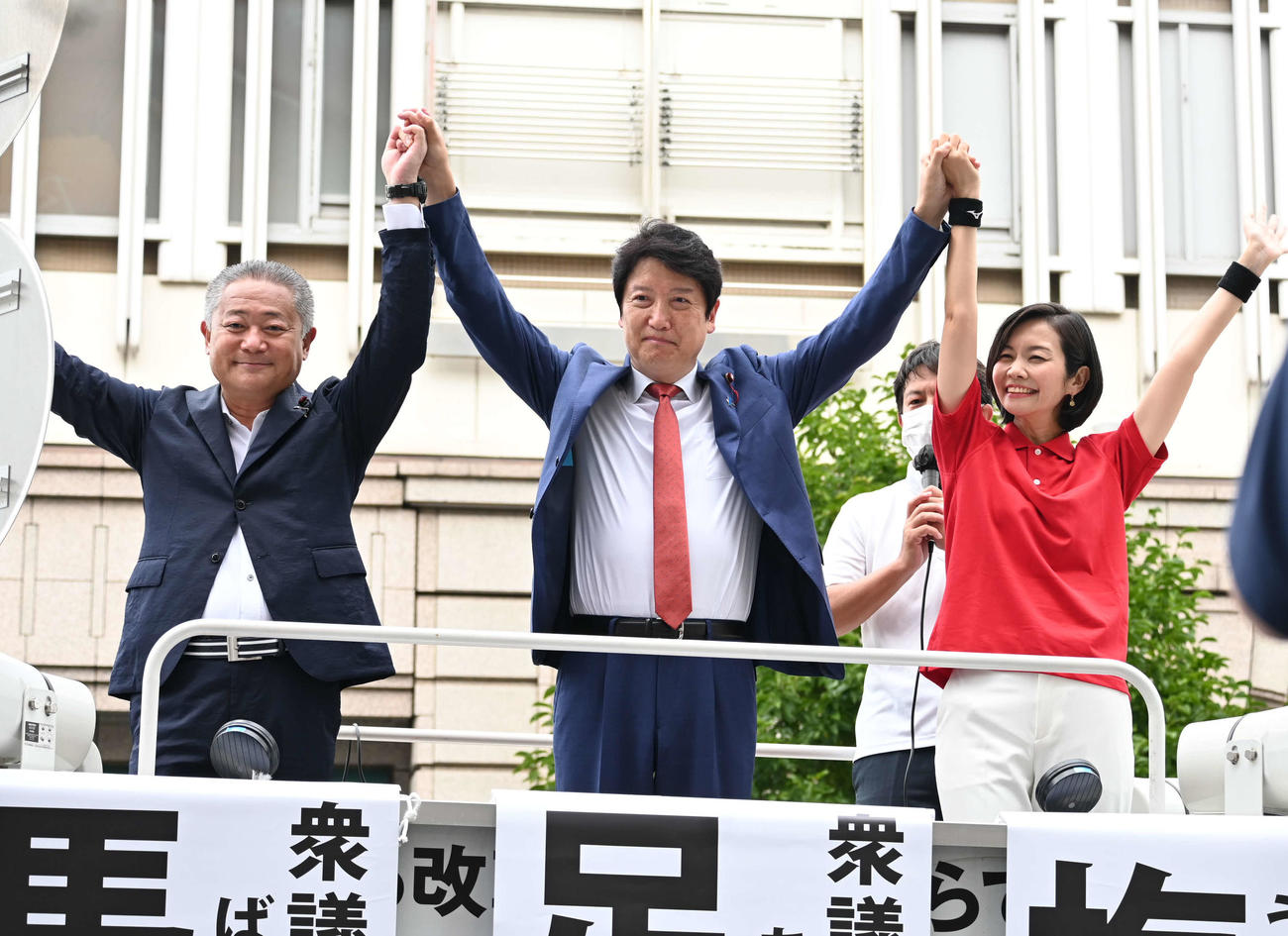 神戸市で街頭演説した、左から馬場伸幸共同代表、足立康史国会議員団政調会長、梅村みずほ参院議員（撮影・松浦隆司）