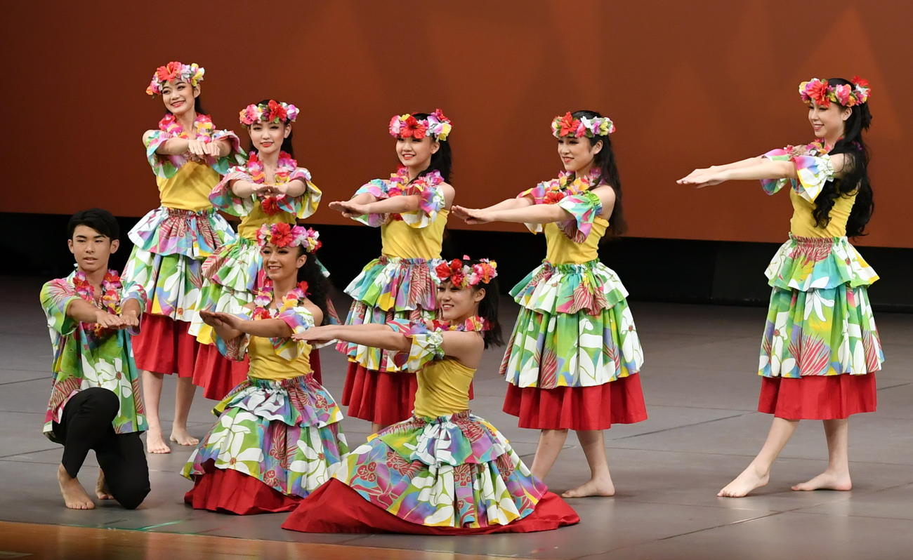 カラフルな衣装で演技を披露する日本芸術高等学園（撮影・鎌田直秀）